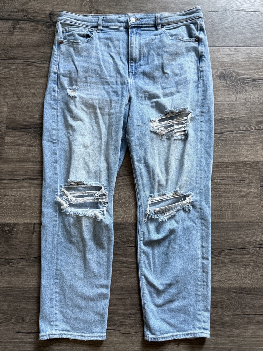 American Eagle Distressed Straight-Leg Jeans – Size 16 Regular 💙